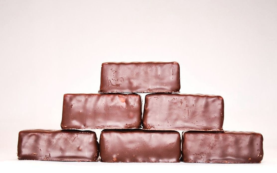 Chocolates artesanales con moldes tradicionales y acabado brillante